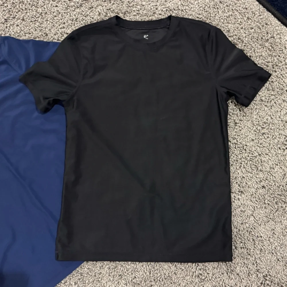 Bundle of 2 GAP boys short sleeve rashguards in navy blue and black,size Medium - Picture 4 of 8
